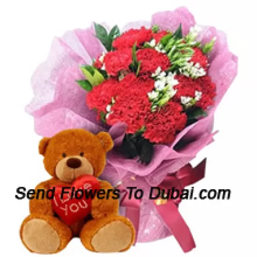 Bouquet de 12 oeillets rouges avec des garnitures saisonnières accompagné d'un mignon ourson brun de 12 pouces de hauteur