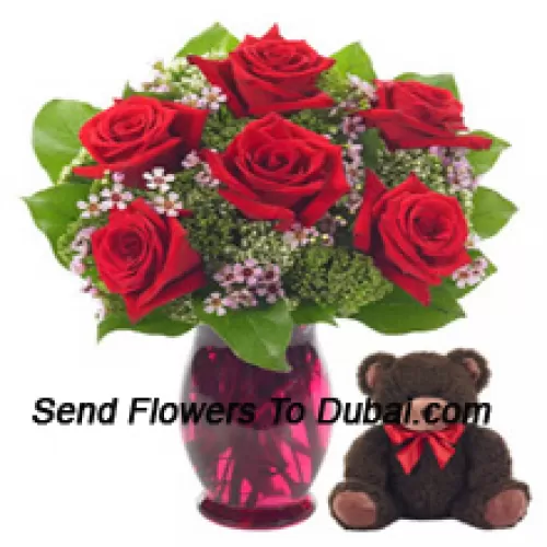 6 Roses rouges avec des fougères dans un vase en verre accompagnées d'un mignon ourson de 14 pouces de hauteur