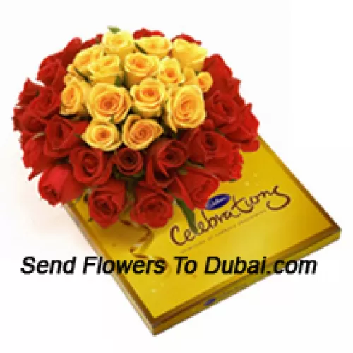 Bouquet de 24 roses rouges et 12 roses jaunes avec des garnitures saisonnières accompagné d'une belle boîte de chocolats Cadbury
