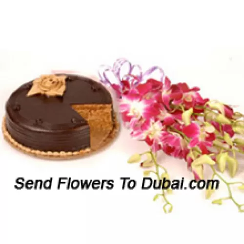 Un magnifique bouquet d'orchidées roses et un gâteau au chocolat de 1 lb