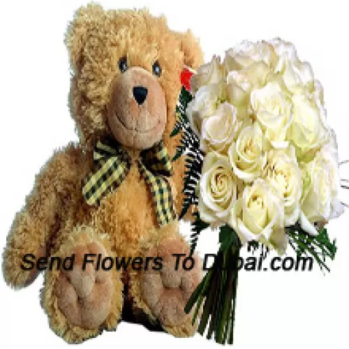 Bouquet de 18 roses blanches avec des remplisseurs saisonniers accompagné d'un mignon ours en peluche brun de 14 pouces de hauteur
