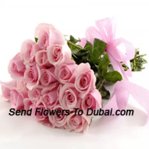 Bouquet de 24 roses roses avec des remplissages saisonniers