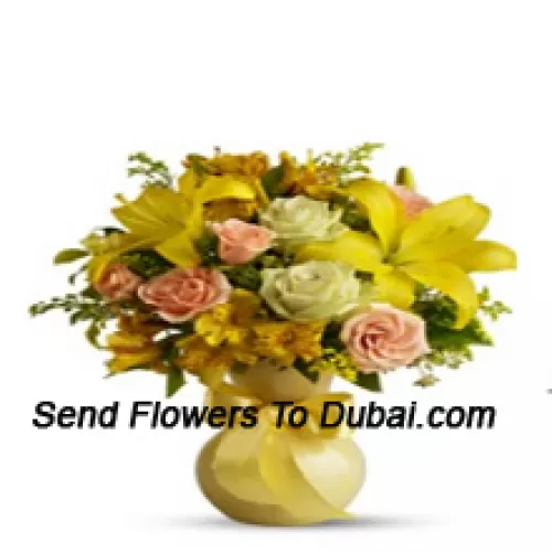Roses orange, roses blanches, gerberas jaunes et lys jaunes avec quelques fougères dans un vase en verre