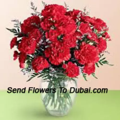 36 Roses Rouges Avec Des Remplissages Saisonniers Dans Un Vase En Verre