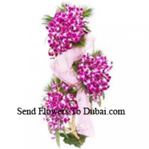 Un arrangement de 4 pieds d'orchidées