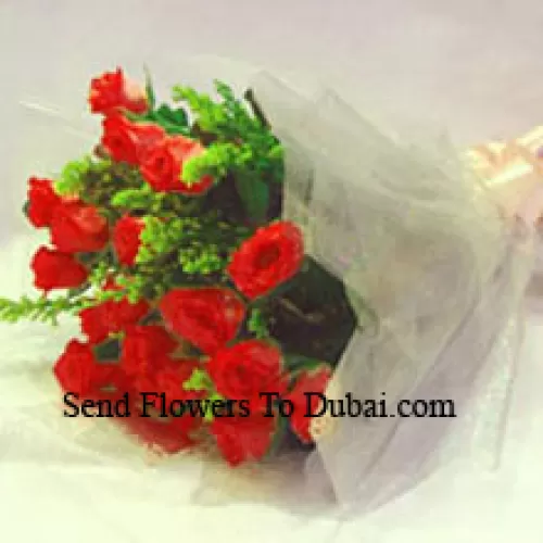 Bouquet de 12 roses rouges avec des garnitures