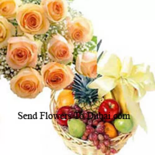 Bouquet de 12 roses oranges avec une corbeille de fruits frais de 3 kg